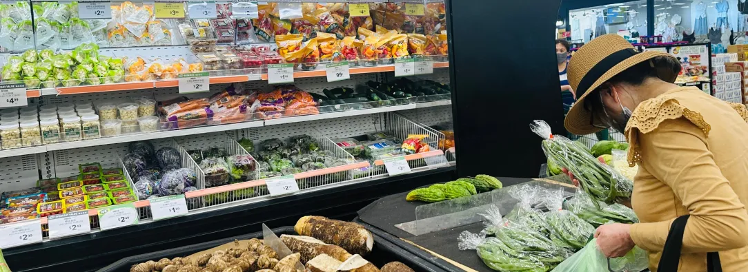 Una mujer compra productos frescos en un supermercado de Alhambra, California, en septiembre.