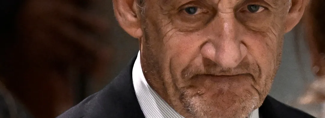 El expresidente francés Nicolas Sarkozy abandona el Tribunal de París tras conocerse el veredicto de su juicio por financiación ilegal de su campaña presidencial de 2007 con fondos procedentes de Libia.