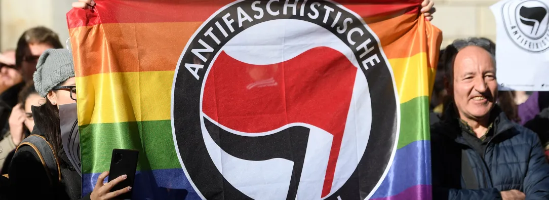 Contramanifestantes sostienen una bandera del partido antifascista Aktion en Barcelona el 12 de enero de 2020 durante una concentración de simpatizantes del partido español de extrema derecha VOX para protestar contra el nuevo gobierno de coalición del presidente del Gobierno español.