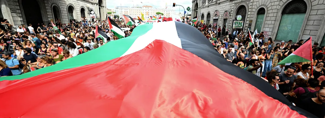 La gente marcha con una bandera palestina gigante durante una huelga nacional «Bloqueemos todo» en solidaridad con los palestinos de Gaza y para pedir el cese del envío de armas a Israel, en Roma, el 22 de septiembre. El sindicato USB ha organizado una huelga general nacional de 24 horas en todos los sectores para exigir al Gobierno que rompa inmediatamente las relaciones con el Estado de Israel, en solidaridad con el pueblo palestino y la Flotilla Global Sumud.