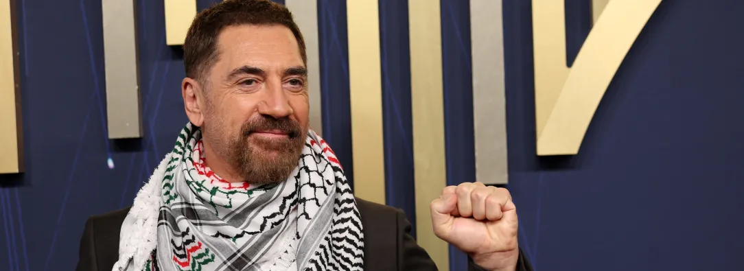 El actor español Javier Bardem llega a la 77.ª edición de los Premios Primetime Emmy en el Peacock Theatre de LA Live, en Los Ángeles.