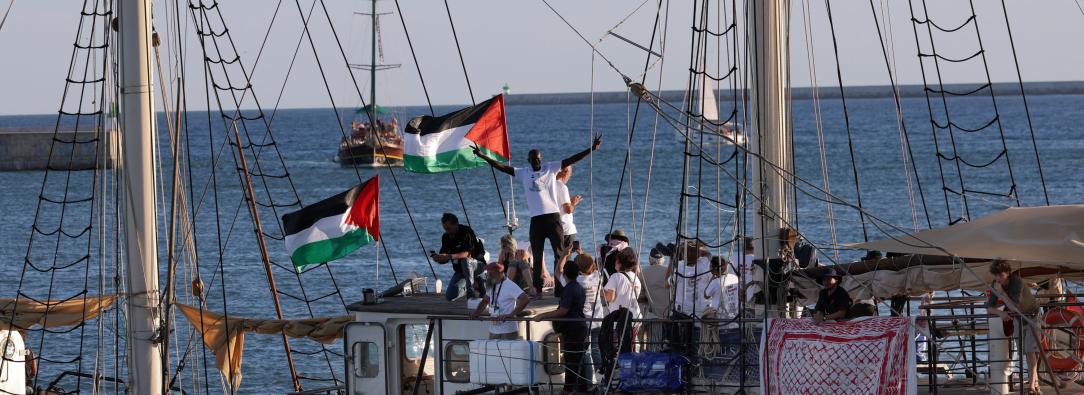 El primer barco «Sirius» de una flotilla civil, que transporta activistas pro palestinos y ayuda humanitaria y cuyo objetivo es romper el bloqueo israelí de la Franja de Gaza, zarpa del puerto de Barcelona.