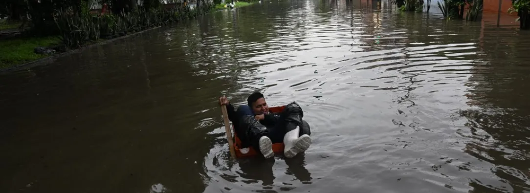 Persona en medio de inundación.