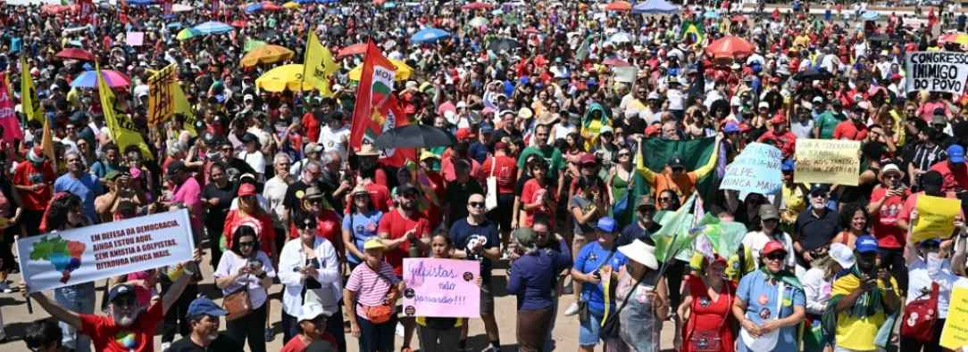 Multitudinaria marcha en Brasil contra perdón a Bolsonaro