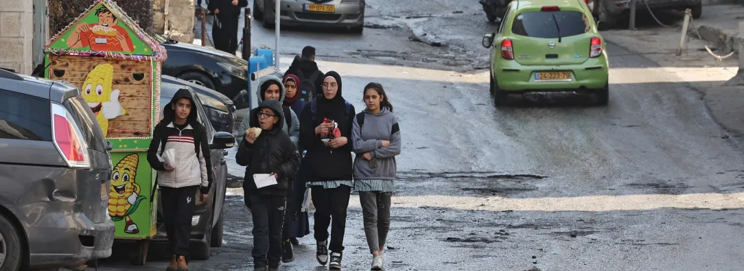 Estudiantes palestinos caminan por una calle del campo de refugiados de Shuafat, en Jerusalén Este. 