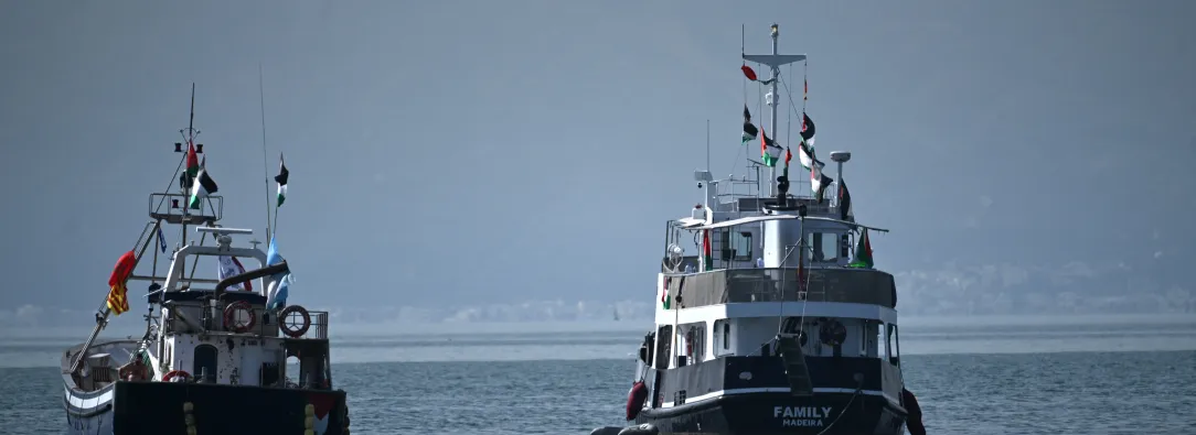 Un barco (R), conocido como «La Familia» y que forma parte de la Flotilla Global Sumud, está anclado frente a la costa del pueblo de Sidi Bou Said. 