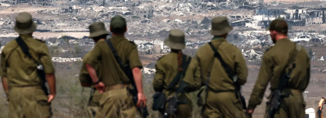 Soldados del ejército israelí observan los edificios destruidos en la Franja de Gaza mientras se encuentran en la frontera con el territorio palestino.