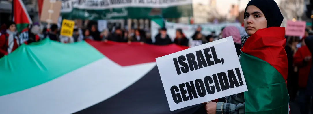 Una mujer sostiene un cartel con el lema «¡Israel, genocidio!» durante una manifestación en apoyo al pueblo palestino y para exigir el fin de la guerra en Gaza, celebrada en Madrid.