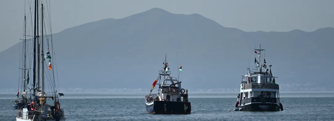 Un barco (R), conocido como «La Familia» y que forma parte de la Flotilla Global Sumud, está anclado frente a la costa del pueblo de Sidi Bou Said. 