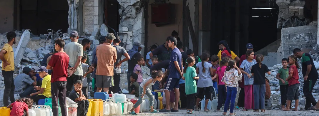 Los palestinos desplazados por el conflicto hacen cola para recoger agua en el complejo residencial Hamad City, construido por Catar, en el noroeste de Jan Yunis, en el sur de la Franja de Gaza.