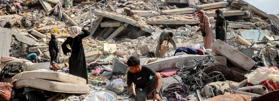 Palestinos registran los escombros de la torre al-Ghafari tras su destrucción por los ataques aéreos israelíes en la ciudad de Gaza el 15 de septiembre de 2025. El ejército israelí había anunciado el 9 de septiembre que actuaría con «gran fuerza» en la ciudad de Gaza y ordenó a los residentes que abandonaran la zona, al tiempo que intensificaba su mortífero asalto al mayor centro urbano del territorio palestino.  Traducción realizada con la versión gratuita del traductor DeepL.com