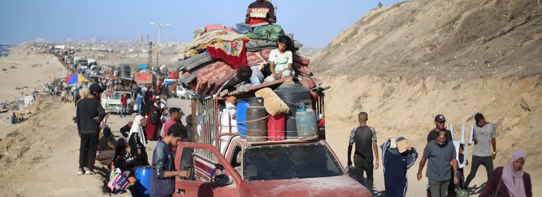 Los palestinos desplazados se desplazan con sus pertenencias hacia el sur por una carretera en la zona del campo de refugiados de Nuseirat, en el centro de la Franja de Gaza, tras las nuevas órdenes de evacuación de Israel para la ciudad de Gaza.