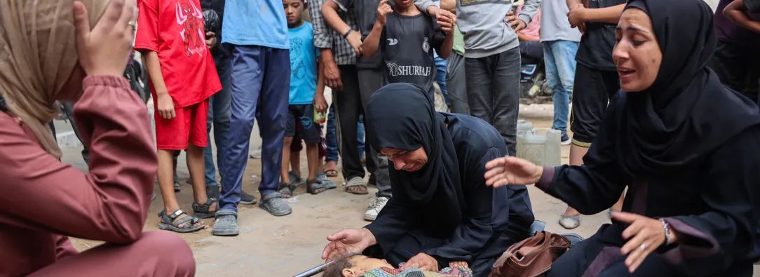 Los familiares lloran junto a los cadáveres de Layan, de 2 años, e Iman Salem, de 5, que murieron en los ataques israelíes contra su tienda de campaña en el barrio de Al-Nasr, en el hospital Al-Shifa de la ciudad de Gaza.