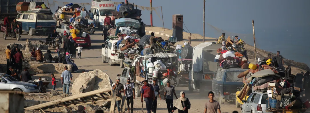 Los palestinos desplazados se desplazan con sus pertenencias hacia el sur por una carretera en la zona del campo de refugiados de Nuseirat, en el centro de la Franja de Gaza, tras las nuevas órdenes de evacuación de Israel para la ciudad de Gaza.