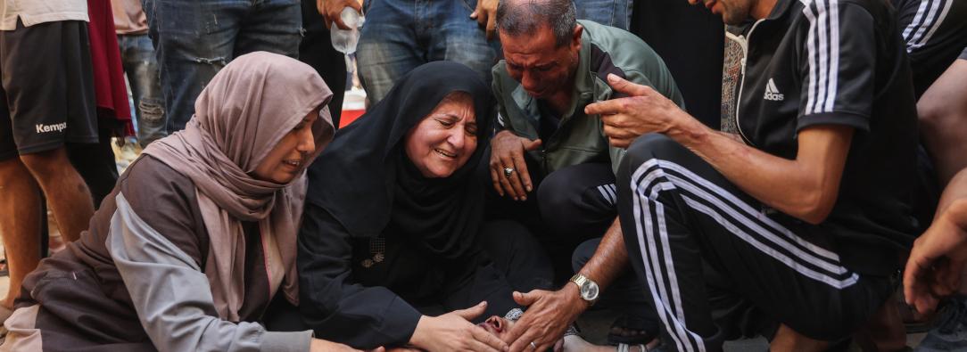 Los palestinos lloran junto al cadáver de un familiar asesinado en los ataques israelíes contra la ciudad de Gaza al amanecer, en el hospital Al-Shifa.