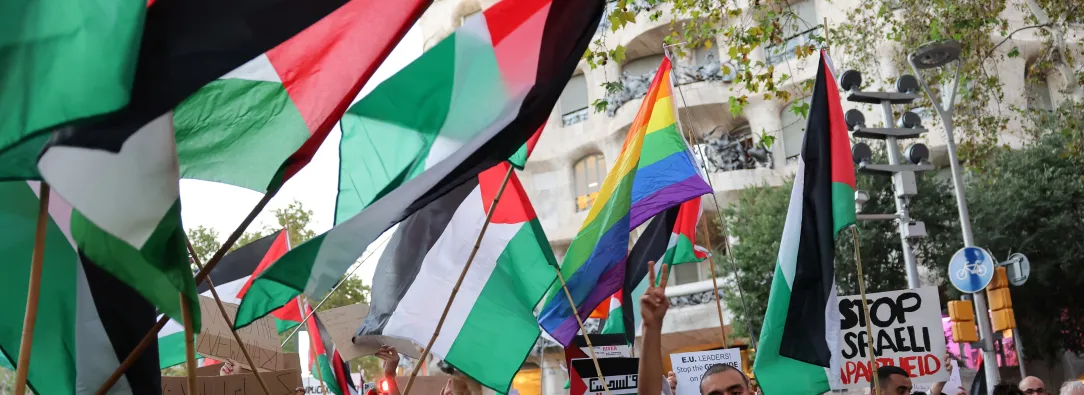 Manifestantes hacen gestos y ondean banderas palestinas durante una concentración convocada por la «Comunitat Palestina de Catalunya» (Comunidad Palestina de Cataluña) en solidaridad con los palestinos, frente al edificio «Casa Milà» del arquitecto español Antonio Gaudí, conocido popularmente como «La Pedrera», en Barcelona.