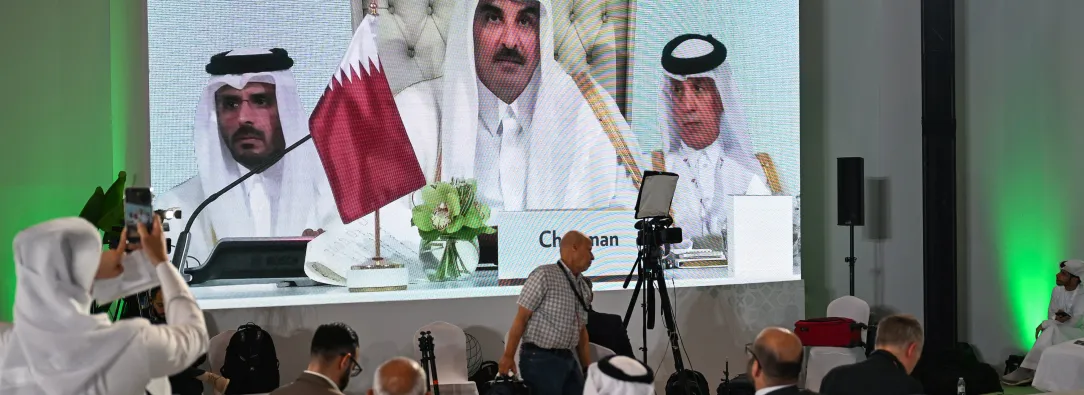 Los periodistas siguen el discurso del emir de Catar, el jeque Tamim bin Hamad Al-Thani, en el centro de prensa, durante la inauguración de la cumbre árabe-islámica de emergencia de 2025 en Doha. 