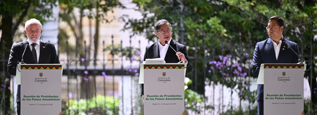 El presidente de Brasil, Luiz Inácio Lula da Silva, el presidente de Colombia, Gustavo Petro, y el presidente de Bolivia, Luis Arce Catacora, emiten una declaración conjunta durante la Cumbre de la Organización del Tratado de Cooperación Amazónica (OTCA) en Bogotá.