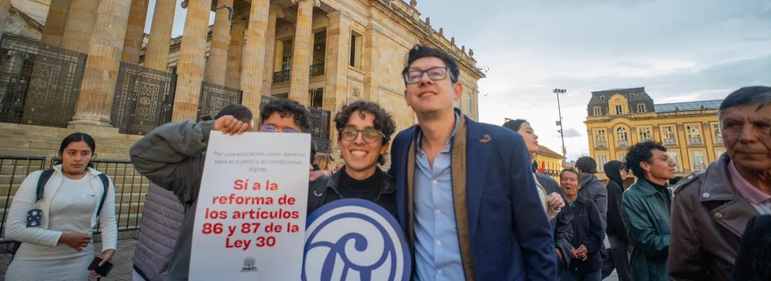 Ministro Daniel Rojas junto a Estudiantes.