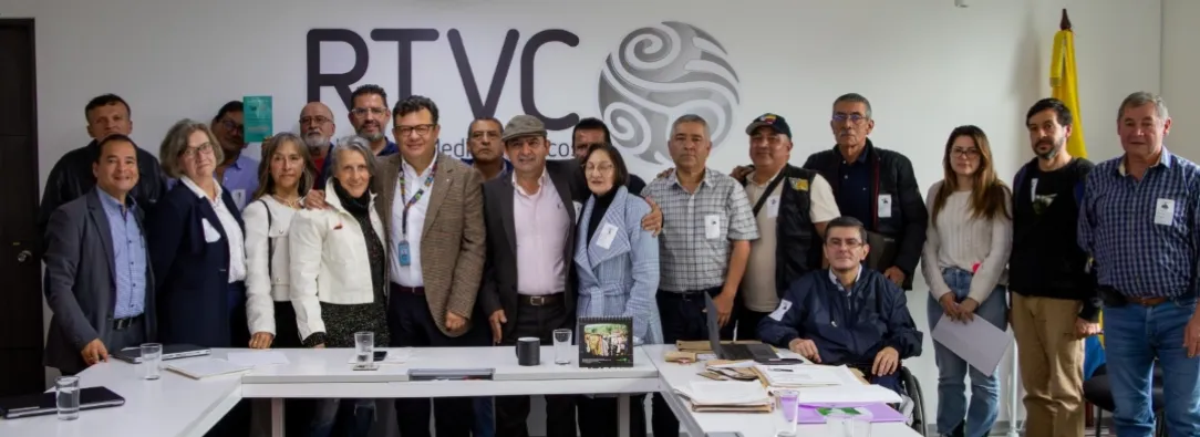 Hollman Morris junto a extrabajadores de Inravisión. / Foto: RTVC.