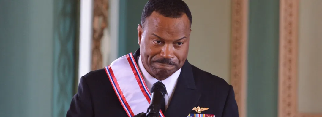 El jefe del Comando Sur de los Estados Unidos, almirante Alvin Holsey, gesticula tras ser condecorado con la Orden al Mérito del Comando de las Fuerzas Militares «Gral. Div. Bernardino Caballero» en el grado de Gran Cruz en el Palacio de Gobierno de Asunción.