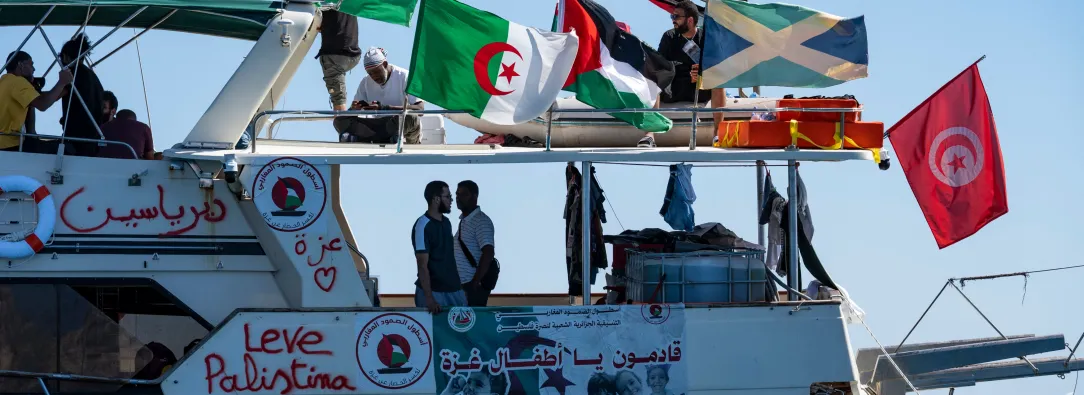 Miembros del grupo de barcos de la Flotilla Global Sumud hacia Gaza se ven amarrados en la pequeña isla de Koufonisi, al sur de la isla de Creta.