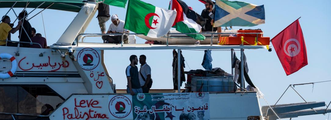 Miembros del grupo de barcos de la Flotilla Global Sumud hacia Gaza se ven amarrados en la pequeña isla de Koufonisi, al sur de la isla de Creta.