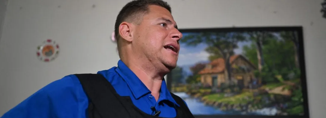 Periodista denuncia aislamiento y tortura psicológica tras ser detenido mientras transmitía protesta contra Trump