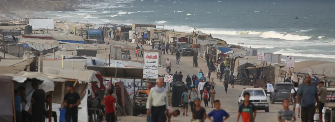 Los palestinos desplazados comienzan su día en un campamento improvisado junto a la playa en la ciudad de Al-Zawayda, cerca de Deir al-Balah, en el centro de la Franja de Gaza. 