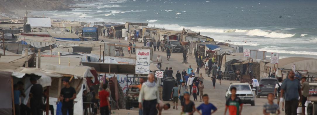 Los palestinos desplazados comienzan su día en un campamento improvisado junto a la playa en la ciudad de Al-Zawayda, cerca de Deir al-Balah, en el centro de la Franja de Gaza.