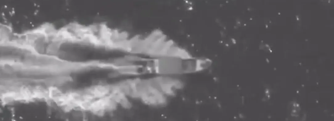 Lancha bombardeada por Estados Unidos en el Pacífico.