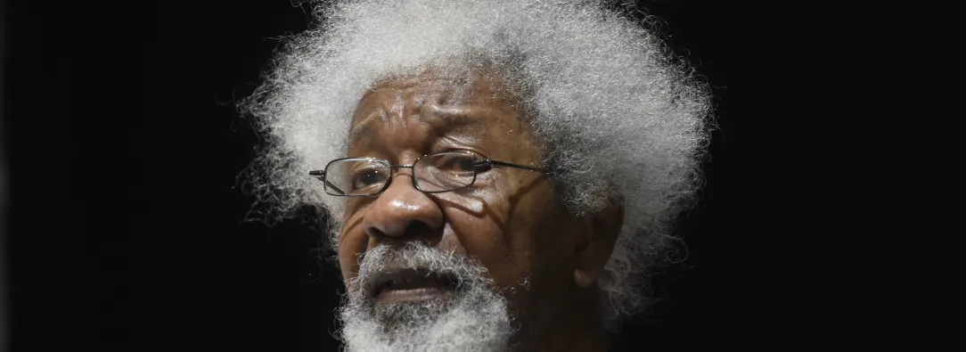 El escritor nigeriano Wole Soyinka habla durante una conferencia para conmemorar el 50 aniversario del fin de la Guerra Civil de Nigeria en Lagos. 