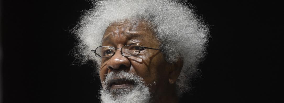 El escritor nigeriano Wole Soyinka habla durante una conferencia para conmemorar el 50 aniversario del fin de la Guerra Civil de Nigeria en Lagos.