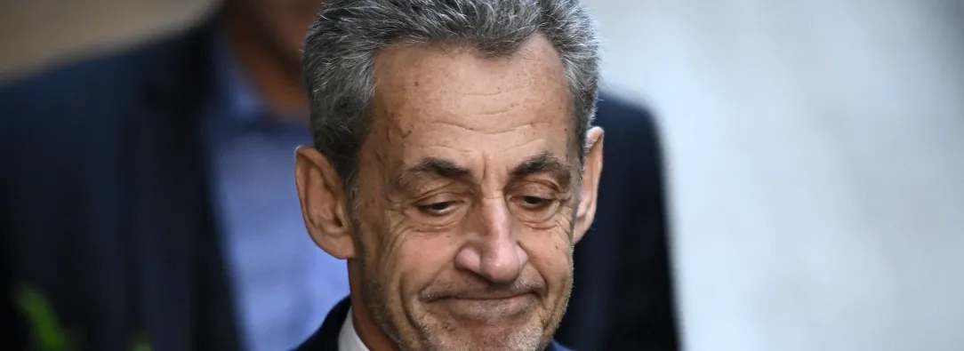 El expresidente francés Nicolas Sarkozy abandona su residencia para presentarse en la prisión de La Santé, donde cumplirá una condena de cinco años tras ser declarado culpable de conspiración criminal por un plan para que el difunto dictador libio Muamar el Gadafi financiara su campaña electoral de 2007, en París.
