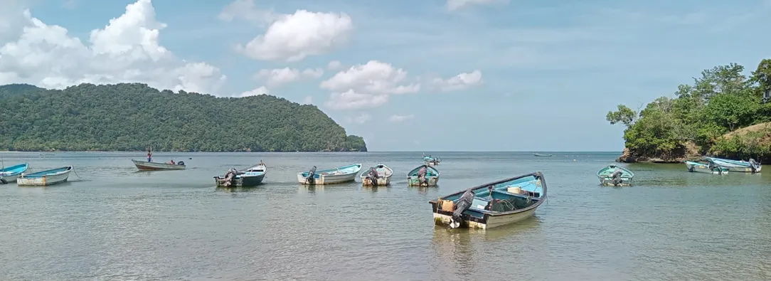 Se ven barcos en la costa de La Cueva Bay, en la costa norte de Trinidad y Tobago.