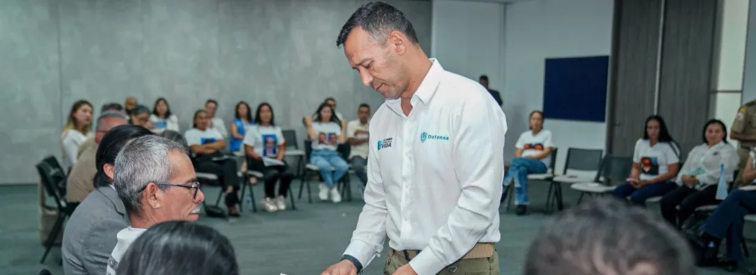 Con profundo respeto, el ministro @PedroSanchezCol  entregó cartas de condolencias a 21 familias víctimas de ejecuciones extrajudiciales en Casanare. Cada carta fue más que un gesto protocolario: representó un acto de humanidad, un mensaje de reconocimiento y de verdad frente a un dolor que nunca debió existir.