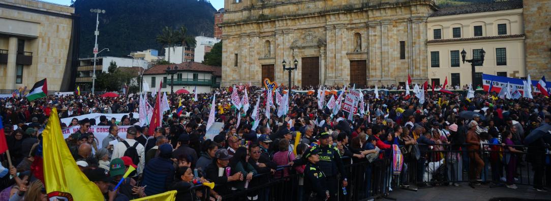 unto a miles de ciudadanos que llenaron la Plaza de Bolívar en Bogotá en una gran concentración en respaldo al presidente Petro