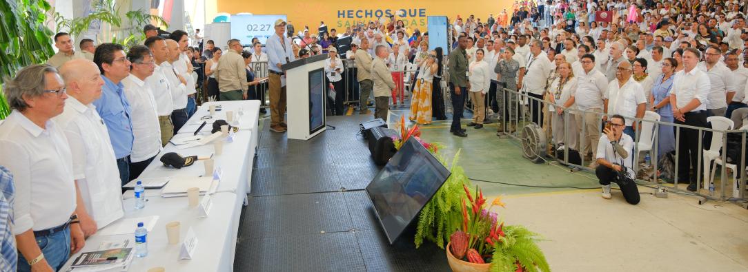 En la ceremonia participan el presidente de la República y el comisionado de Paz, Otty Patiño, así como el gobernador, el alcalde y líderes de la región. 