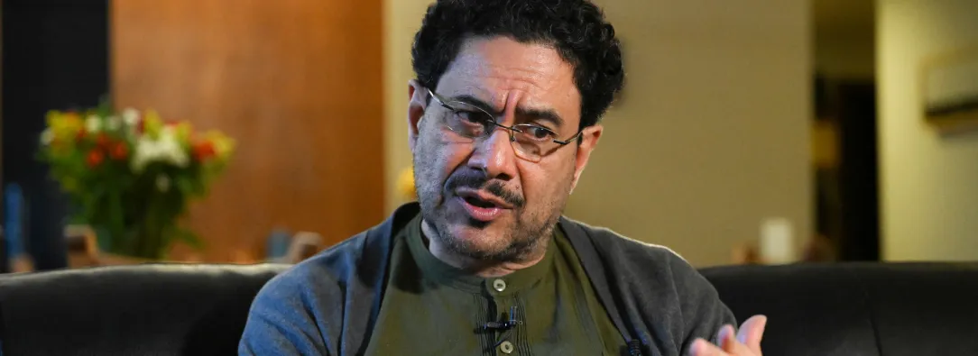 El senador colombiano Iván Cepeda habla durante una entrevista con la AFP en su apartamento de Bogotá.