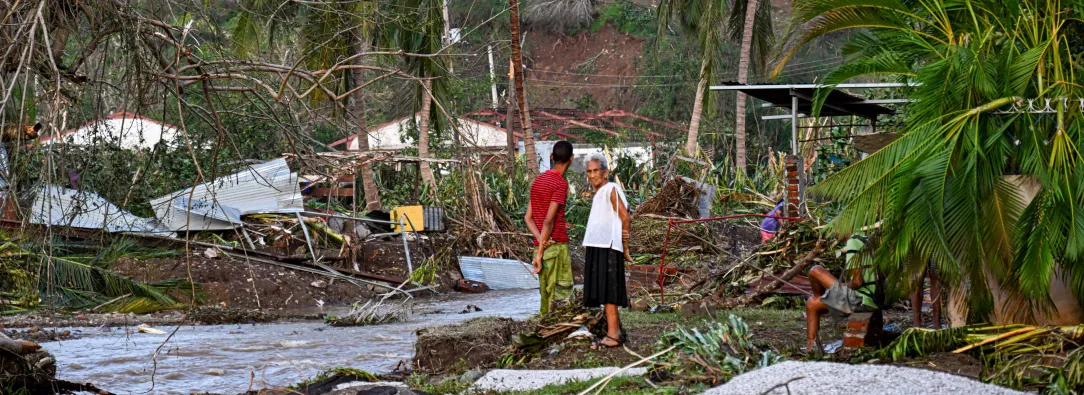Una familia de la localidad de El Cobre, en la provincia de Santiago de Cuba, permanece en su casa destruida tras el paso del huracán Melissa.