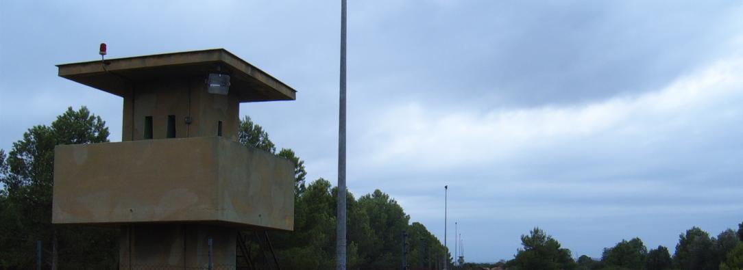 Torre de vigilancia y cercado de separación en la Base Militar extranjera como quiere instalar Daniel Noboa