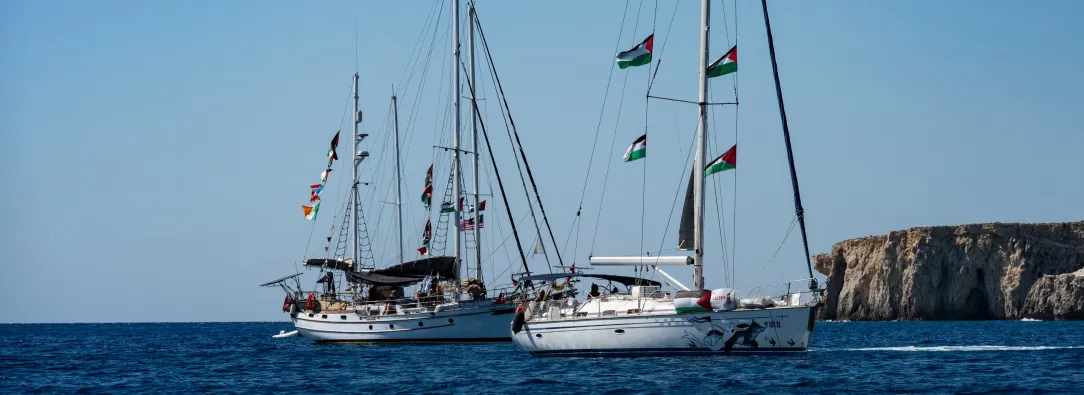 Miembros del grupo de barcos de la Flotilla Global Sumud hacia Gaza se ven amarrados en la pequeña isla de Koufonisi, al sur de la isla de Creta.