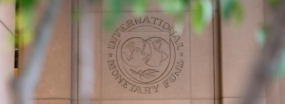 El logotipo del Fondo Monetario Internacional (FMI) se muestra en el exterior de su sede en Washington, D.C.