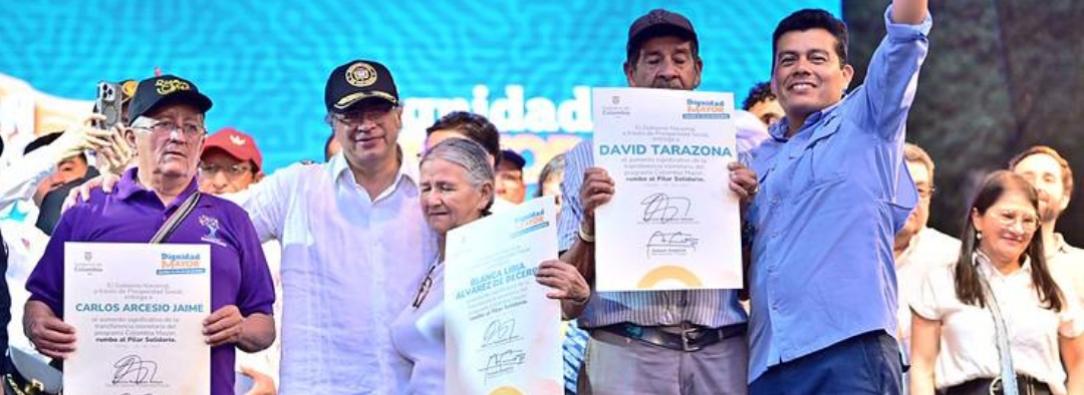 Presidente junto adultos mayores. / Foto: Departamento de Prosperidad Social.