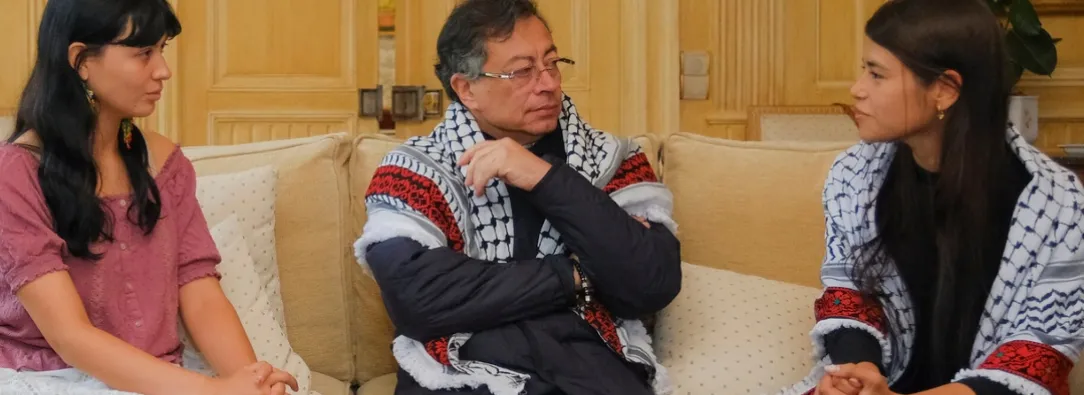 Petro con Luna Barreto y Manuela Bedoya. / Foto: Presidencia.