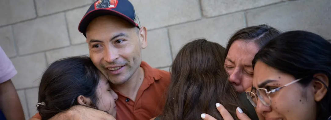 Los colombianos, 16 hombres y una mujer, ingresaron al país por el puente internacional Atanasio Girardot, en Norte de Santander, donde fueron recibidos por sus familias y sometidos a controles médicos y migratorios.