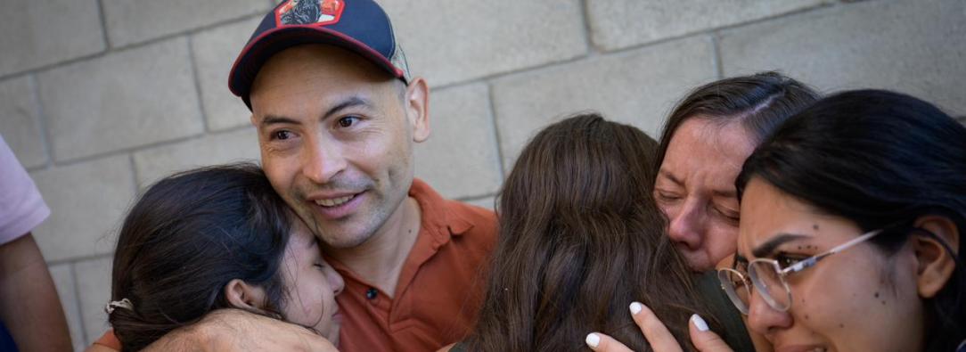 Los colombianos, 16 hombres y una mujer, ingresaron al país por el puente internacional Atanasio Girardot, en Norte de Santander, donde fueron recibidos por sus familias y sometidos a controles médicos y migratorios.