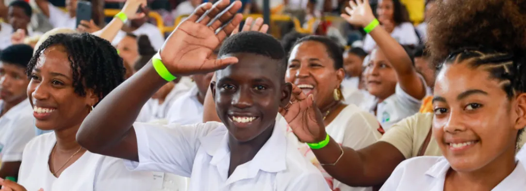 grupo de jovenes estudiantes afro reunidos en un encuentro 