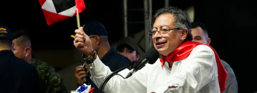 Presidente explica la bandera. / Foto: Presidencia.