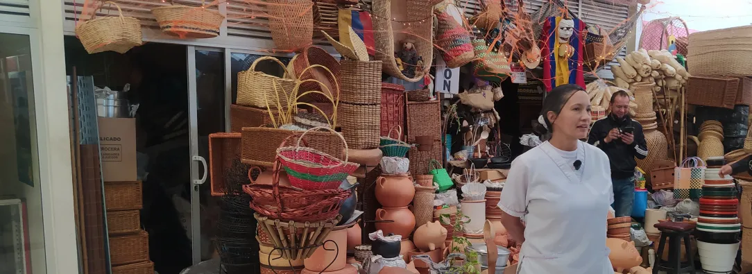 Venta de artesanías, plaza distrital de mercado del doce de octubre